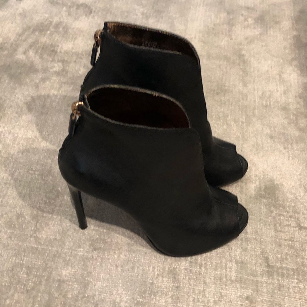 BCBG Maxazria 6.5 black peep toe heel